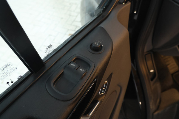 Ford Transit Custom 320 2.0 TDCI L2H1 Limited DC 170Pk, 5 Pers. Leer, 2x schuifdeur