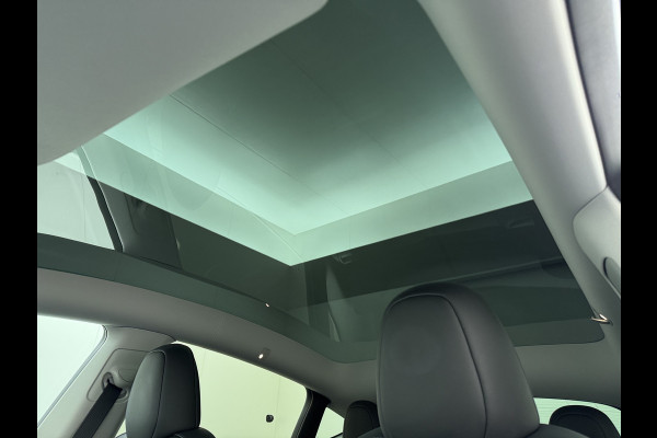 Tesla Model Y RWD LFP-Accu SOH 97% Lmv 20" Warmtepomp Adap.Cruise Navi Ecc Camera's Panoramadak Autopilot Stoel+Stuur+Achterbank Verwarming Elek.Achterklep Dodehoek detector Draadloze telefoonlader Origineel Nederlandse Auto