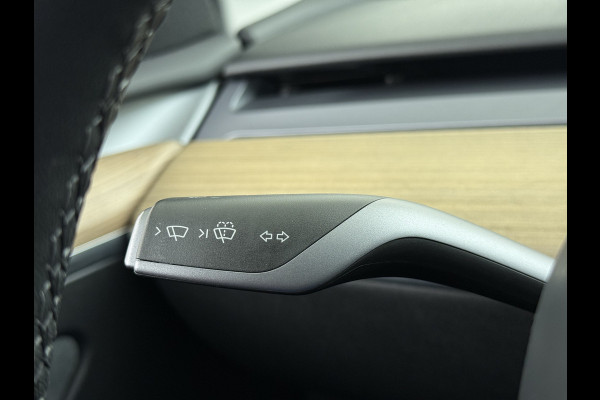 Tesla Model Y RWD LFP-Accu SOH 97% Lmv 20" Warmtepomp Adap.Cruise Navi Ecc Camera's Panoramadak Autopilot Stoel+Stuur+Achterbank Verwarming Elek.Achterklep Dodehoek detector Draadloze telefoonlader Origineel Nederlandse Auto