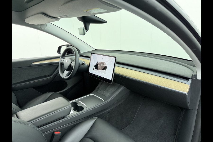 Tesla Model Y RWD LFP-Accu SOH 97% Lmv 20" Warmtepomp Adap.Cruise Navi Ecc Camera's Panoramadak Autopilot Stoel+Stuur+Achterbank Verwarming Elek.Achterklep Dodehoek detector Draadloze telefoonlader Origineel Nederlandse Auto