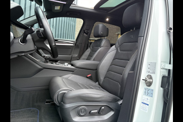 Volkswagen Touareg 3.0 TSi 4MOTION R | Luchtvering | Panodak | Trekhaak | Stoelkoeling | 360 Camera | Black Style | Prijs Rijklaar!!