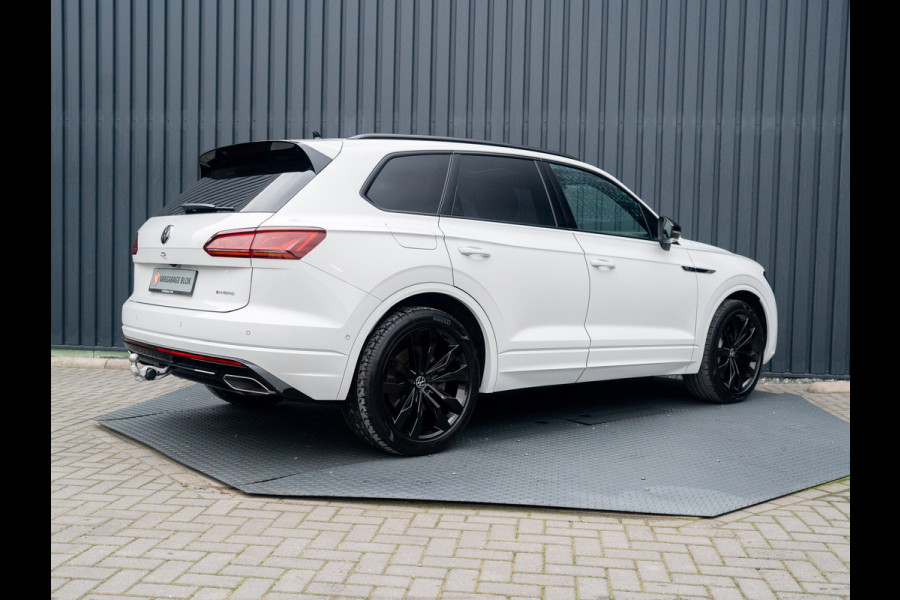 Volkswagen Touareg 3.0 TSi 4MOTION R | Luchtvering | Panodak | Trekhaak | Stoelkoeling | 360 Camera | Black Style | Prijs Rijklaar!!