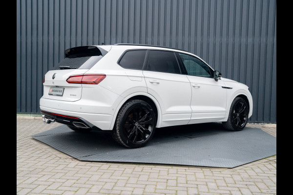 Volkswagen Touareg 3.0 TSi 4MOTION R | Luchtvering | Panodak | Trekhaak | Stoelkoeling | 360 Camera | Black Style | Prijs Rijklaar!!