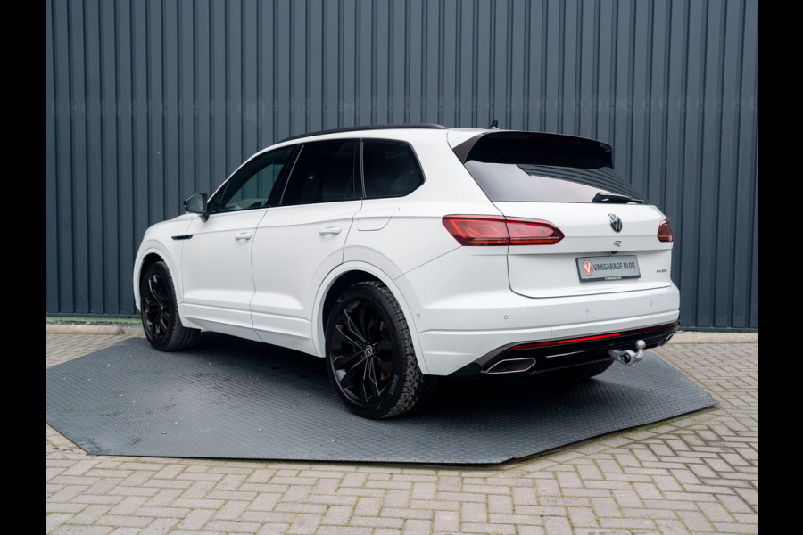 Volkswagen Touareg 3.0 TSi 4MOTION R | Luchtvering | Panodak | Trekhaak | Stoelkoeling | 360 Camera | Black Style | Prijs Rijklaar!!