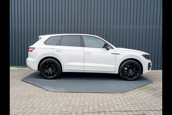 Volkswagen Touareg 3.0 TSi 4MOTION R | Luchtvering | Panodak | Trekhaak | Stoelkoeling | 360 Camera | Black Style | Prijs Rijklaar!!