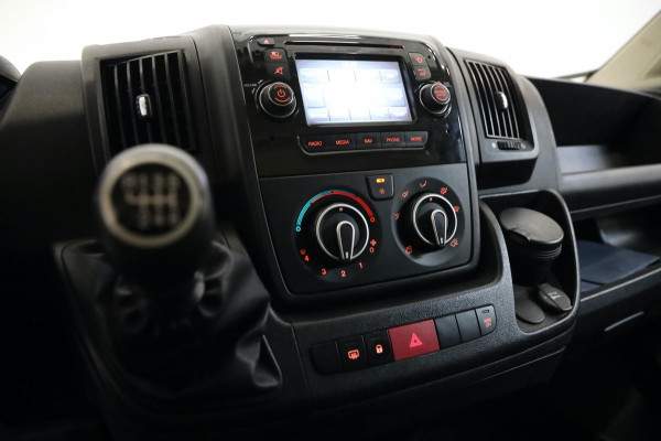 Peugeot Boxer 2.0 BlueHDI L3/H3 3 ZITS 163PK CAMERA NAVI AIRCO TREKHAAK IMPERIAAL LEASE V/A € 122,- p.m. INRUIL MOGELIJK