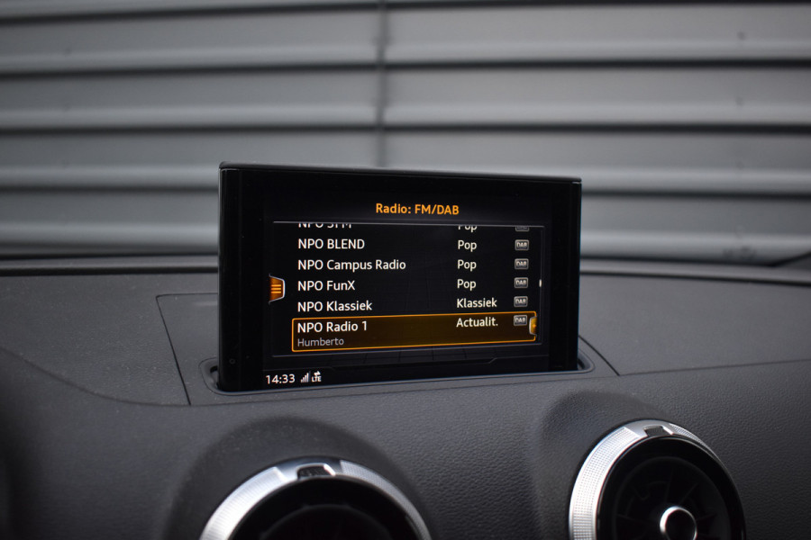 Audi A3 Sportback 35 TFSI S-Line | Orig. NL | 18'' Wielen | Stoelverwarming | 3X S-Line | DAB |