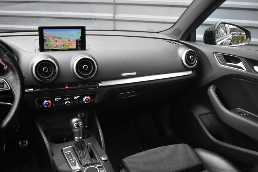 Audi A3 Sportback 35 TFSI S-Line | Orig. NL | 18'' Wielen | Stoelverwarming | 3X S-Line | DAB |