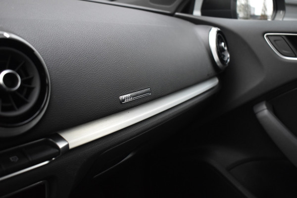 Audi A3 Sportback 35 TFSI S-Line | Orig. NL | 18'' Wielen | Stoelverwarming | 3X S-Line | DAB |