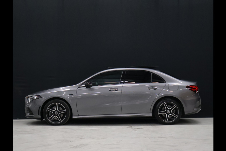 Mercedes-Benz A-Klasse 250 e AMG Limited *WEEKAANBIEIDNG* [SCHUIFKANTELDAK, SFEERVERLICHTING, CAMERA, PDC V+A, MEMORY SEATS, APPLE CARPLAY, ANDROID AUTO, CRUISE CONTROL, STOELVERWARMING, NIEUWSTAAT]