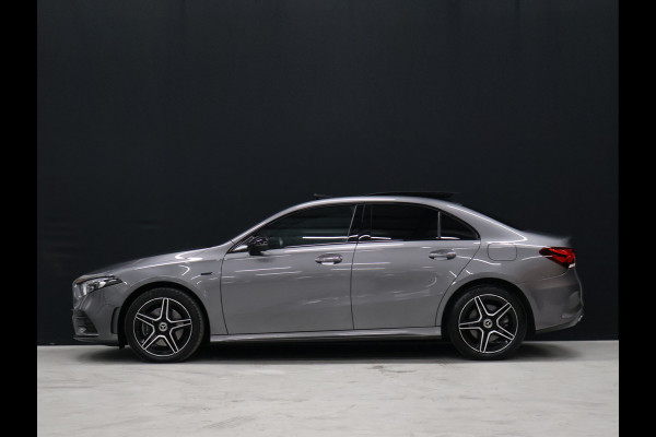 Mercedes-Benz A-Klasse 250 e AMG Limited *WEEKAANBIEIDNG* [SCHUIFKANTELDAK, SFEERVERLICHTING, CAMERA, PDC V+A, MEMORY SEATS, APPLE CARPLAY, ANDROID AUTO, CRUISE CONTROL, STOELVERWARMING, NIEUWSTAAT]