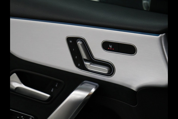 Mercedes-Benz A-Klasse 250 e AMG Limited *WEEKAANBIEIDNG* [SCHUIFKANTELDAK, SFEERVERLICHTING, CAMERA, PDC V+A, MEMORY SEATS, APPLE CARPLAY, ANDROID AUTO, CRUISE CONTROL, STOELVERWARMING, NIEUWSTAAT]
