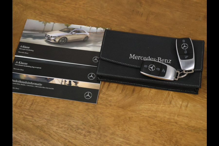 Mercedes-Benz A-Klasse 250 e AMG Limited *WEEKAANBIEIDNG* [SCHUIFKANTELDAK, SFEERVERLICHTING, CAMERA, PDC V+A, MEMORY SEATS, APPLE CARPLAY, ANDROID AUTO, CRUISE CONTROL, STOELVERWARMING, NIEUWSTAAT]