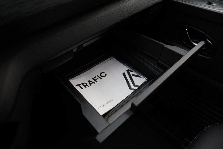 Renault Trafic 2.0 170 PK L2H1 DC | Dubbel Cabine | Navigatie | Blind Spot | Camera | CarPlay | Trekhaak | Stoelverwarming | Virtual Cockpit | 5-Zitter | Dubbel cabine | NAP Logisch | NL Auto