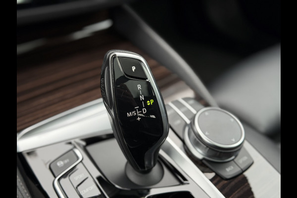 BMW 5 Serie Touring 520i High Executive Luxury Automaat / Pano dak / 18"LM / Leder / Camera