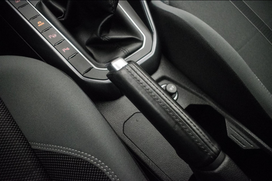 Volkswagen Polo 1.0 TSI Highline R-LINE 116PK ORG NL [ Panoramadak Sfeerverlichting Carplay Adaptive Cruise Parkeersensoren DAB ]