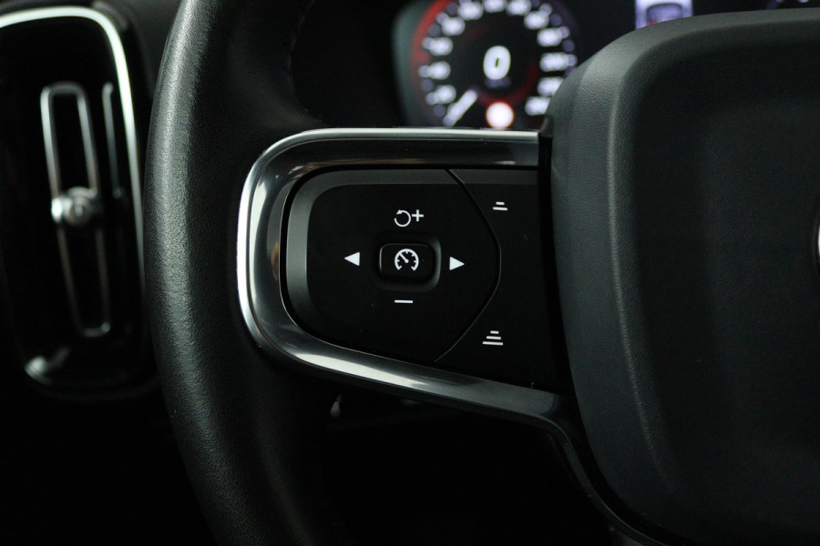 Volvo XC40 1.5 T3 Momentum Pro (PANORAMADAK, TREKHAAK, STOELVERWARMING, ACHTERUITRIJCAMERA, CARPLAY, DIGITALE COCKPIT)