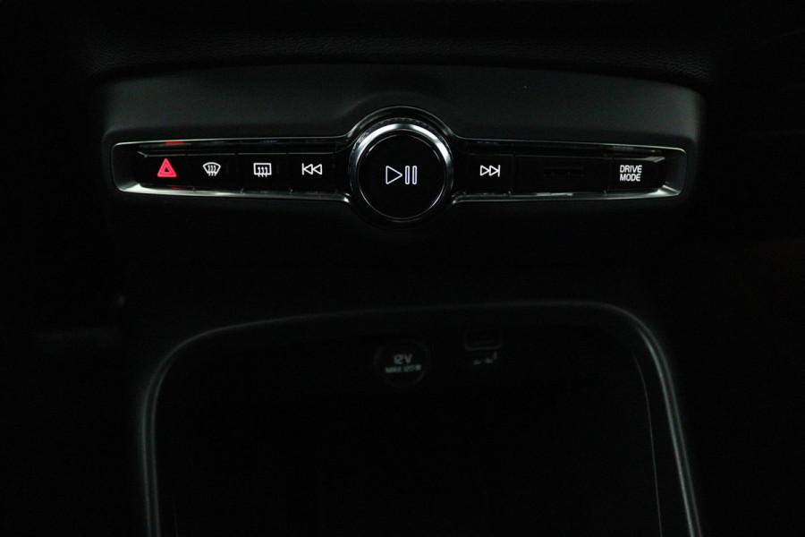 Volvo XC40 1.5 T3 Momentum Pro (PANORAMADAK, TREKHAAK, STOELVERWARMING, ACHTERUITRIJCAMERA, CARPLAY, DIGITALE COCKPIT)