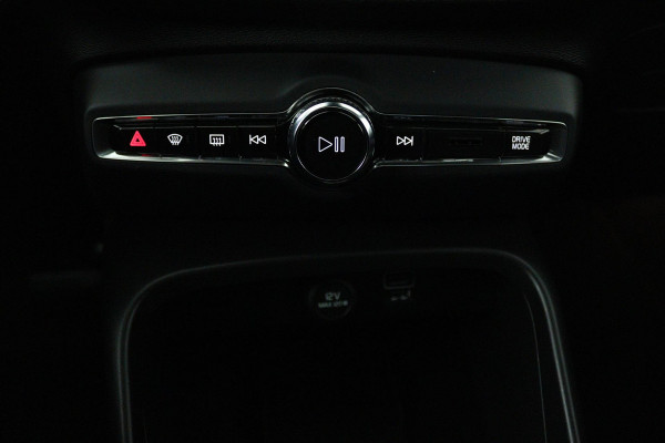 Volvo XC40 1.5 T3 Momentum Pro (PANORAMADAK, TREKHAAK, STOELVERWARMING, ACHTERUITRIJCAMERA, CARPLAY, DIGITALE COCKPIT)