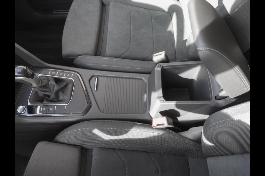 Volkswagen Tiguan 1.5 TSI 150pk DSG Elegance | Navigatie | Apple Carplay / Android Auto | Parkeersensoren | Camera | Adaptive Cruise Control | Stuur-en stoelverwarming | Matrix LED-koplampen | Virtual Cockpit | Getinte ramen | Climate Control | ErgoActive stoelen