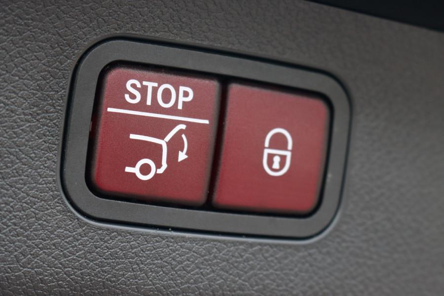 Mercedes-Benz E-Klasse Estate 200 AMG Line Aut9 | Distronic | Trekhaak | Verwarmd Stuurwiel | Camera | Keyless Go | High Perf. LED | Zitcomfortpakket | Nightpakket |