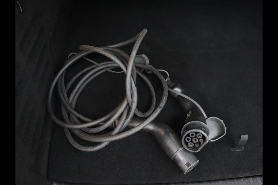 Renault Mégane 1.6 E-Tech Plug-In Hybrid 160 Business Edition One | Leder | Stoelverwarming | Trekhaak | Carplay | Stuurverwarming | Keyless | Full LED | Navigatie | Climate control | Plug In