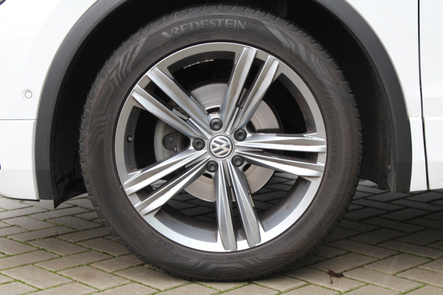 Volkswagen Tiguan 1.5 TSI ACT Highline Business R | NAP! | PANO | 360 | ACC | KEYLESS | ELEK.TREKHAAK |
