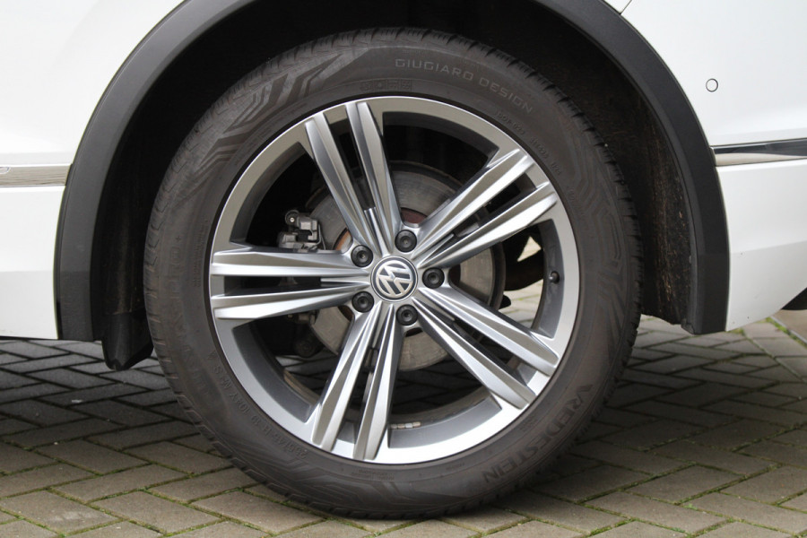 Volkswagen Tiguan 1.5 TSI ACT Highline Business R | NAP! | PANO | 360 | ACC | KEYLESS | ELEK.TREKHAAK |