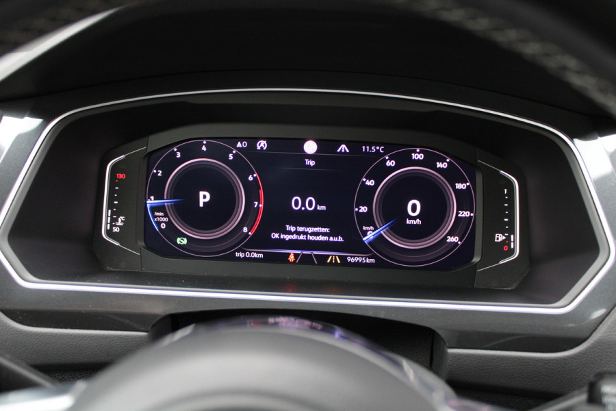 Volkswagen Tiguan 1.5 TSI ACT Highline Business R | NAP! | PANO | 360 | ACC | KEYLESS | ELEK.TREKHAAK |