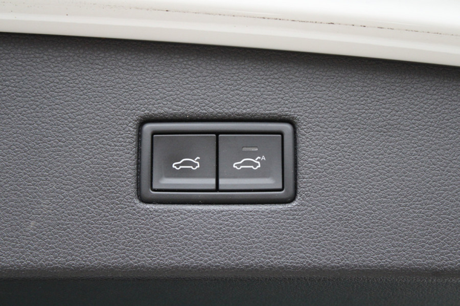 Volkswagen Tiguan 1.5 TSI ACT Highline Business R | NAP! | PANO | 360 | ACC | KEYLESS | ELEK.TREKHAAK |