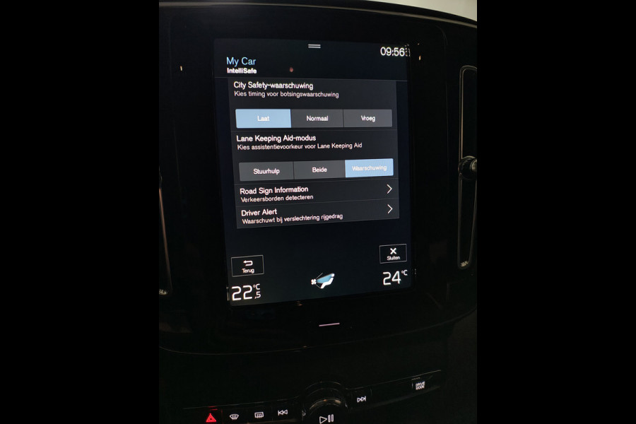 Volvo XC40 1.5 T3 164PK Automaat Trekhaak Navi Ecc Apple Carplay Android Auto Cruise Control Business Pro Elek. Achterklep Lane Assist Road Sign Info DAB Led City-Safety 1.600KG Trekgewicht