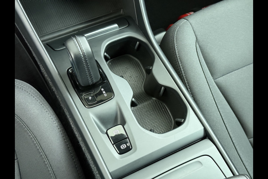 Volvo XC40 1.5 T3 164PK Automaat Trekhaak Navi Ecc Apple Carplay Android Auto Cruise Control Business Pro Elek. Achterklep Lane Assist Road Sign Info DAB Led City-Safety 1.600KG Trekgewicht