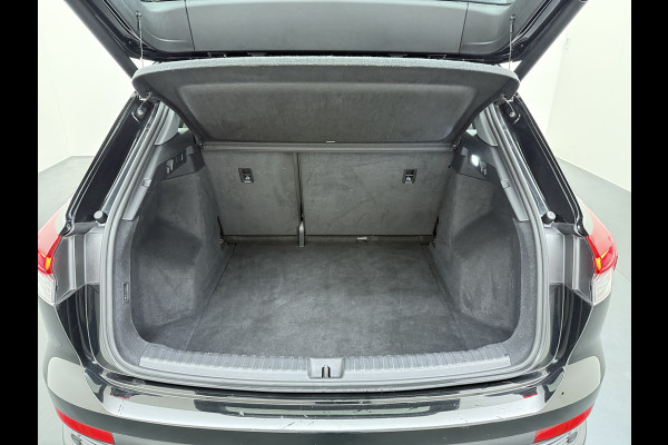Audi Q4 e-tron 40 Advanced Edition 77kWh SOH 94% Adap.Cruise Trekhaak Navi-Plus Apple Carplay Android Auto Ecc Pdc Matrix Led Sportstoelen DAB Stoelverwarming Led Lmv 19" Elek.Achterklep Led-a-licht dynamisch 1e Eigenaar Origineel Nederlandse Auto 1.000kg Trekgewicht