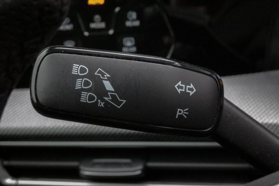 Volkswagen Golf 1.5 eTSI R-Line Edition | PANORAMADAK | IQ LIGHT | ACC | HEAD UP | HARMAN & KARDON