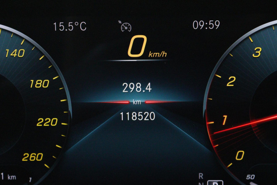 Mercedes-Benz A-Klasse 200 Launch Edition Premium Plus (PANORAMADAK, STOELVERWARMING, SFEERVERLICHTING, ACHTERUITRIJCAMERA)