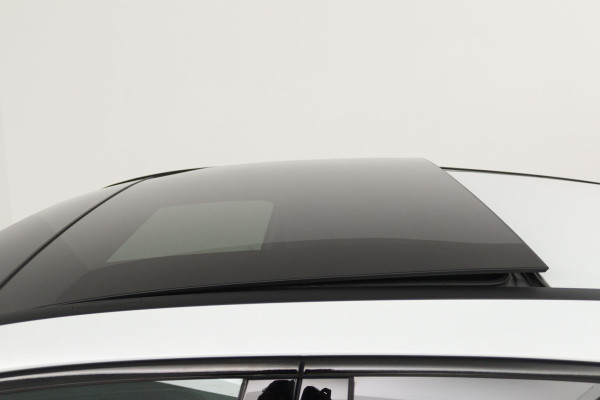 Mercedes-Benz A-Klasse 200 Launch Edition Premium Plus (PANORAMADAK, STOELVERWARMING, SFEERVERLICHTING, ACHTERUITRIJCAMERA)