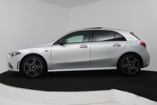 Mercedes-Benz A-Klasse 250 e Business Solution AMG Limited (PANORAMADAK, TREKHAAK, SFEERVERLICHTING, STOELVERWARMING, CAMERA)