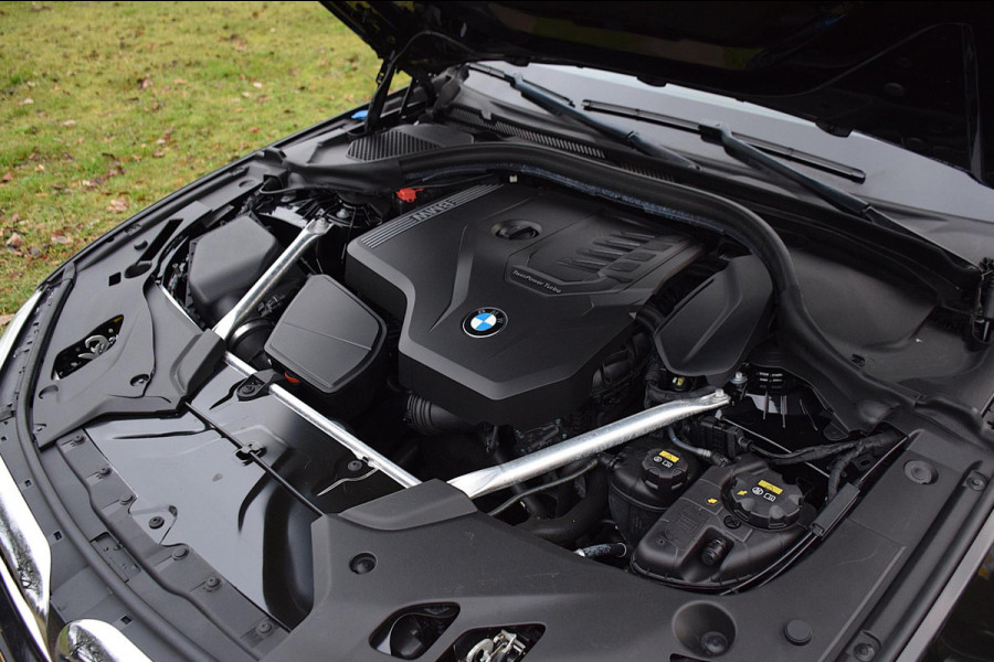 BMW 5 Serie Touring 520i*M-Pakket*Pano*Head-up*H&K*20"Inch*1e eig*Nl Auto*