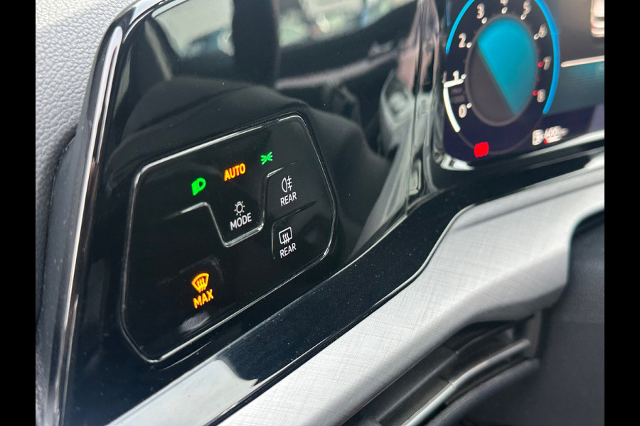 Volkswagen Golf 1.5 TSI Life Pano/ Navi / Sfeer