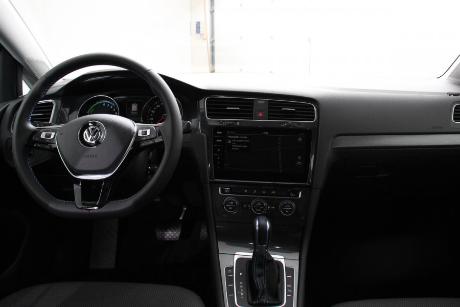 Volkswagen e-Golf Edition Navigatie Climate Control  Cruise control adaptief Parkeer sensoren  Lichtmetalen Velgen 17"
