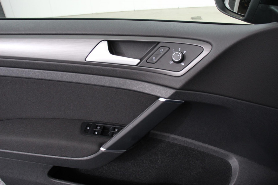 Volkswagen e-Golf Edition Navigatie Climate Control  Cruise control adaptief Parkeer sensoren  Lichtmetalen Velgen 17"