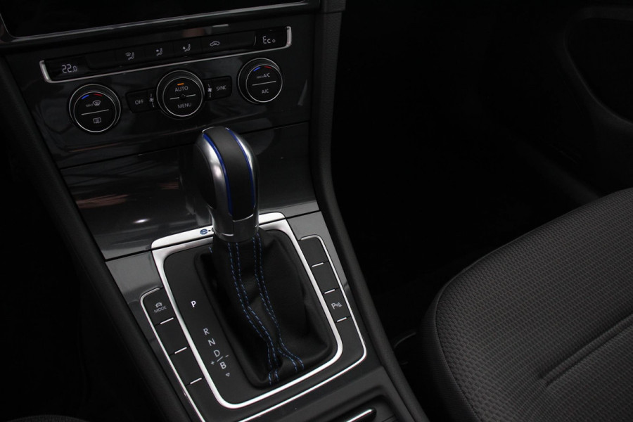 Volkswagen e-Golf Edition Navigatie Climate Control  Cruise control adaptief Parkeer sensoren  Lichtmetalen Velgen 17"