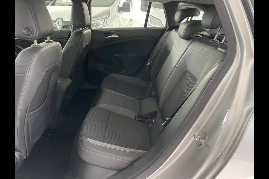 Opel Astra Sports Tourer 1.2 Business Elegance Airco - Cruise control - Parkeersensoren voor en achter - Achteruitrijcamera - Navigatie - Bluetooth - Keyless start and entry - Start/stop systeem - Stuur leder - Stuur multifunctioneel