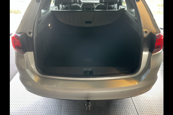 Opel Astra Sports Tourer 1.2 Business Elegance Airco - Cruise control - Parkeersensoren voor en achter - Achteruitrijcamera - Navigatie - Bluetooth - Keyless start and entry - Start/stop systeem - Stuur leder - Stuur multifunctioneel