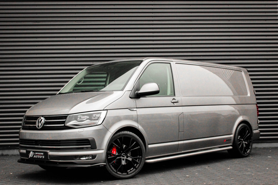 Volkswagen Transporter 2.0 TDI L2H1 150PK / APPLE CARPLAY / VERLAAGD / LEDEREN BEKLEDING / FULL BLACK / TREKAAK / SPOILER / CRUISE