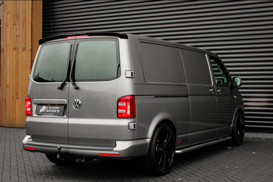 Volkswagen Transporter 2.0 TDI L2H1 150PK / APPLE CARPLAY / VERLAAGD / LEDEREN BEKLEDING / FULL BLACK / TREKAAK / SPOILER / CRUISE