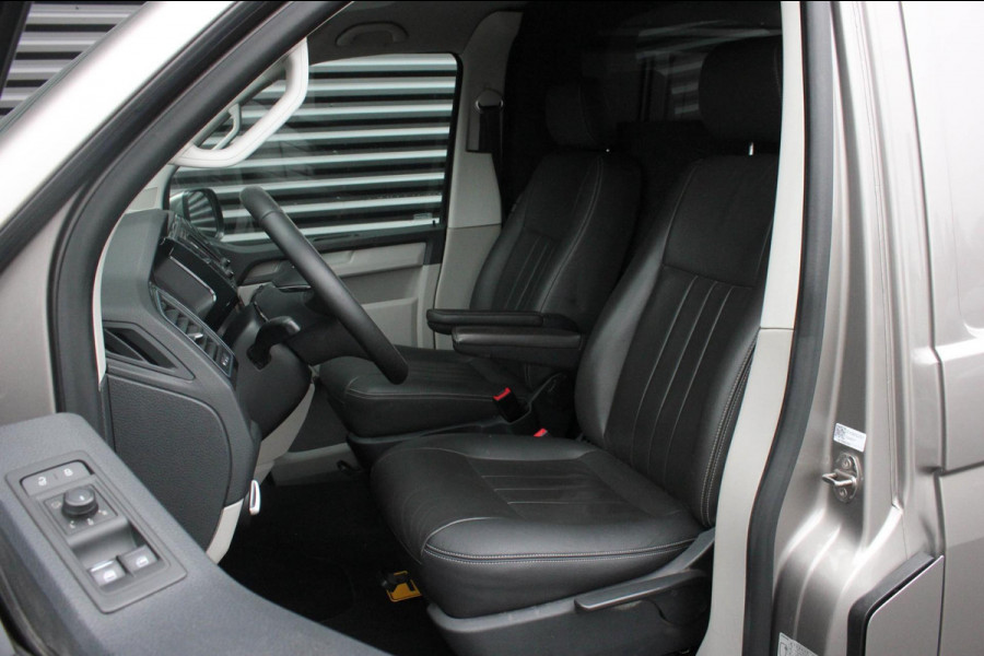 Volkswagen Transporter 2.0 TDI L2H1 150PK / APPLE CARPLAY / VERLAAGD / LEDEREN BEKLEDING / FULL BLACK / TREKAAK / SPOILER / CRUISE