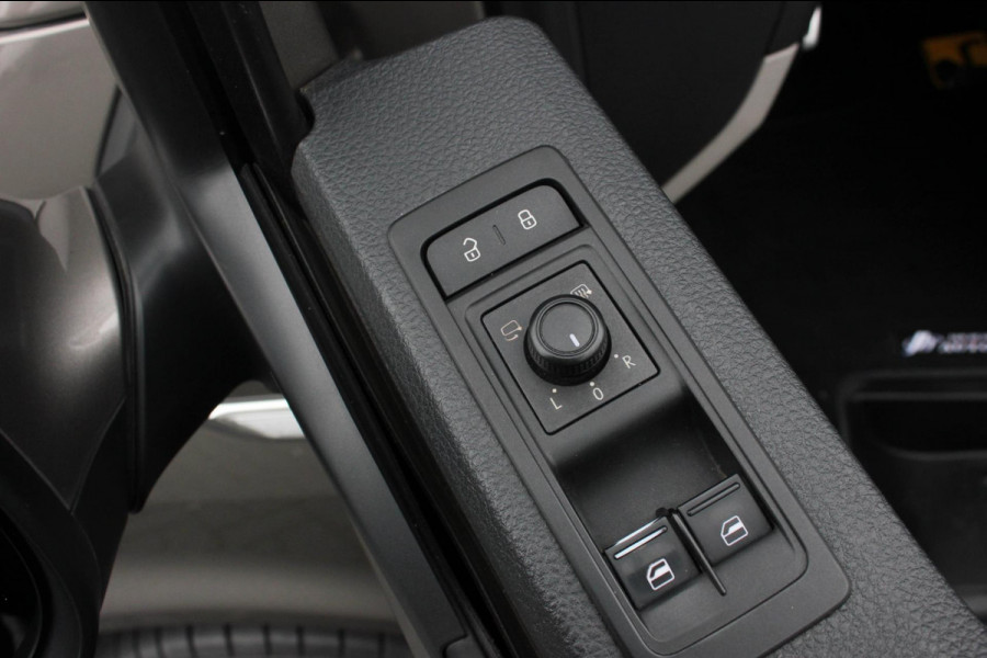 Volkswagen Transporter 2.0 TDI L2H1 150PK / APPLE CARPLAY / VERLAAGD / LEDEREN BEKLEDING / FULL BLACK / TREKAAK / SPOILER / CRUISE