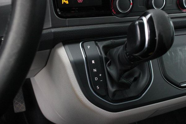 Volkswagen Transporter 2.0 TDI L2H1 150PK / APPLE CARPLAY / VERLAAGD / LEDEREN BEKLEDING / FULL BLACK / TREKAAK / SPOILER / CRUISE