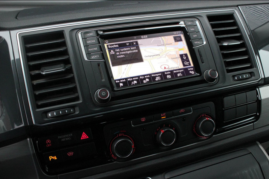 Volkswagen Transporter 2.0 TDI L2H1 150PK / APPLE CARPLAY / VERLAAGD / LEDEREN BEKLEDING / FULL BLACK / TREKAAK / SPOILER / CRUISE